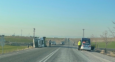 Direksiyon hakimiyetini kaybeden sürücü kaza yaptı
