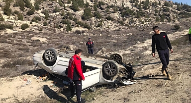 Direksiyon hakimiyetini kaybeden sürücü takla attı