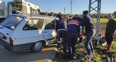 Elektrik direğine çarpan araç sürücüsü hayatını kaybetti