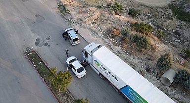 Ev eşyaları arasına gizlenmiş 21 paket esrar ele geçirildi