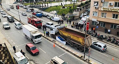 Feci kaza! Hafriyat kamyonu karı kocaya çarptı