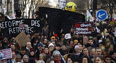 Fransa'da binlerce işçi greve gitti