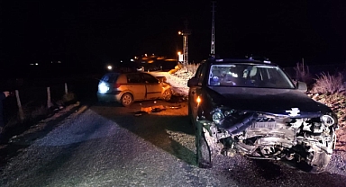 İki otomobil çarpıştı, 1 kişi yaralandı