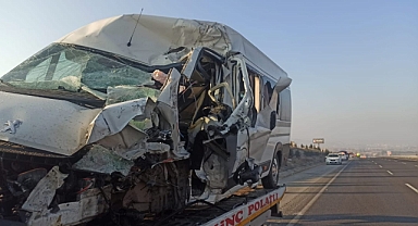 İki servis aracı çarpıştı: 2’si ağır 25 yaralı