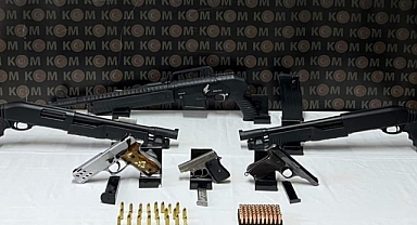 İşyerine düzenlenen operasyonda çok sayıda silah ele geçirildi