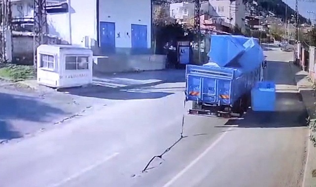 Kamyonda halat koptu, betonlar yola savruldu