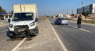 Kamyonet ile otomobilin çarpışması sonucu 7 kişi yaralandı