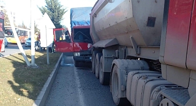 Kamyonet kamyona çarptı: 1 yaralı