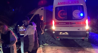 Kaza yerine giden ambulans buzlanma nedeniyle yoldan çıktı