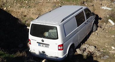 Köpeklere çarpmamak için manevra yapan araç dereye uçtu: 6 yaralı