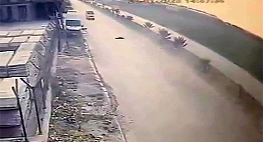 Köpekten kaçan çocuğa minibüs çarptı