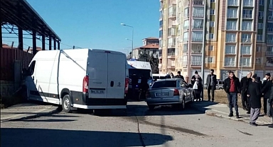 Minibüs ile otomobil çarpıştı: 2 yaralı