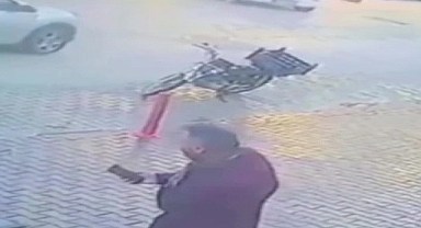 Motosikletli otomobile çarptı, ticari aracın üzerine düştü