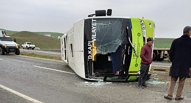 Muayeneye giden midibüs kaza yaptı: 2 yaralı