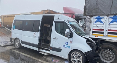 Okul servisi zincirleme kazaya karıştı: 18'i öğrenci 19 yaralı