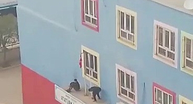 Okulun çatısına çıkan çocuk yürekleri ağızlara getirdi