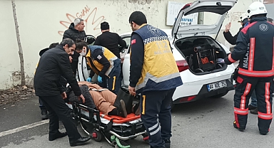 Otomobil duvara çarptı 1 yaralı