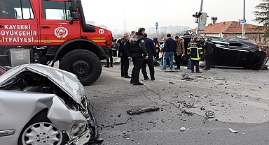 Otomobil ile cip çarpıştı: 4 yaralı