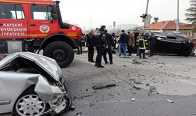 Otomobil ile cip çarpıştı: 4 yaralı