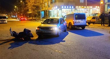 Otomobil motosikletli kuryeye çarptı: 1 yaralı