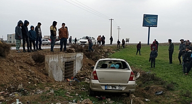 Otomobil yol kenarına uçtu: 2'si ağır 5 yaralı