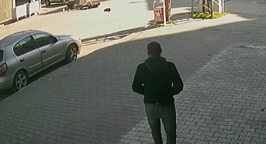 Otomobilden kaçtı, kamyona çarptı