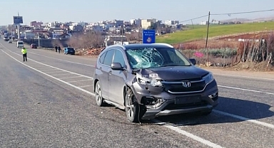Otomobilin motosiklete çarpma anı kameralara yansıdı