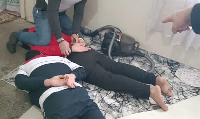 Polise silah çekip kaçmak isteyen şüpheli damda vuruldu
