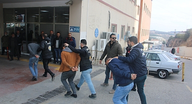 Şanlıurfa'da polis ve muhabiri darp edenler adliyede