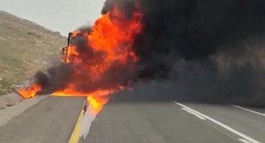 Şanlıurfa'da seyir halindeki tır alev topuna döndü