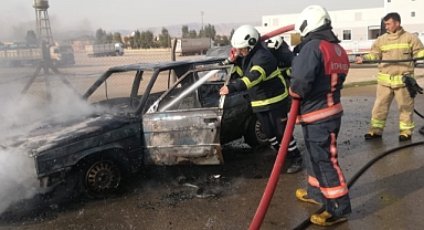 Seyir halindeki otomobil alev alev yandı