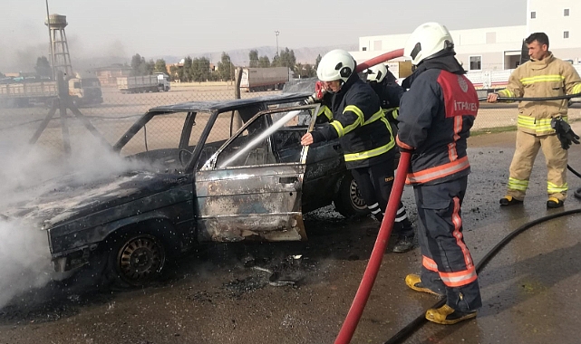 Seyir halindeki otomobil alev alev yandı
