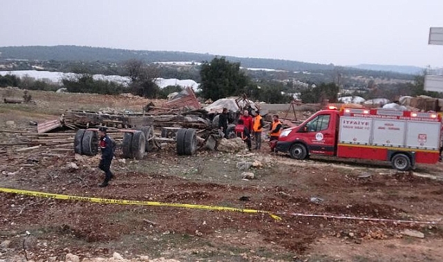 Sondaj kamyonu otomobile çarptı: 2 ölü