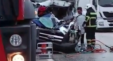 Tıra arkadan çarpan kamyonetin sürücüsü hayatını kaybetti