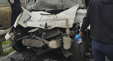 Tıra arkadan çarpan sürücü yaralı kurtuldu