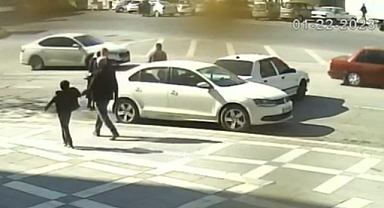 El frenini çekmeyi unutan sürücü kazaya neden oldu