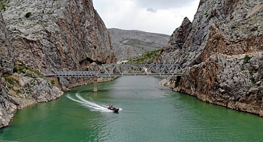 Urfa sınırı içinden geçen Fırat Nehri 3 ülkeye hayat veriyor