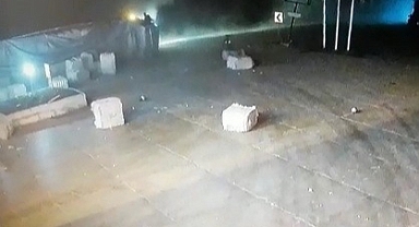 Virajı alamayan pamuk yüklü tır devrildi