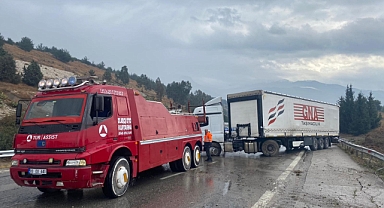 Yağmur nedeniyle 3 otomobil birbirine girdi: 7 yaralı