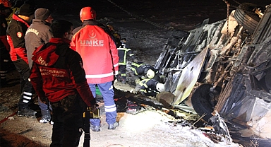 Yolcu otobüsü şarampole devrildi: 4 ölü, 24 yaralı