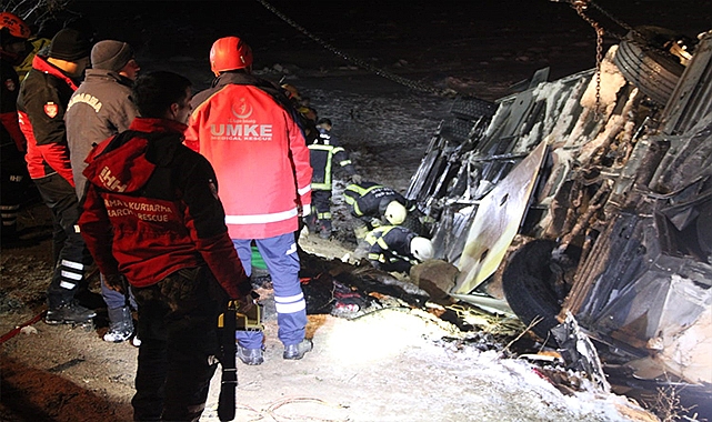 Yolcu otobüsü şarampole devrildi: 4 ölü, 24 yaralı