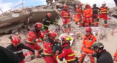 106 saat sonra enkazdan 2 çocuk canlı kurtarıldı