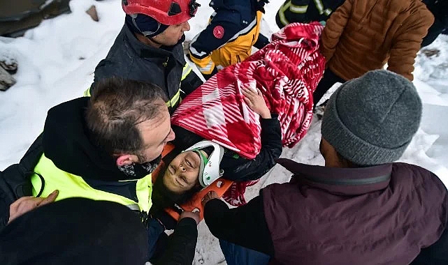 2 kadın 21 saat sonra enkazdan sağ çıkarıldı