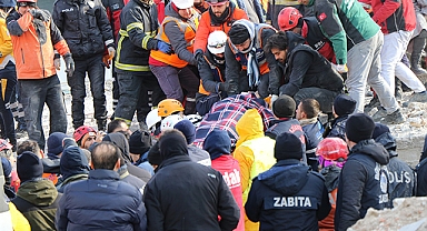 34 saat sonra sağ çıkarıldılar