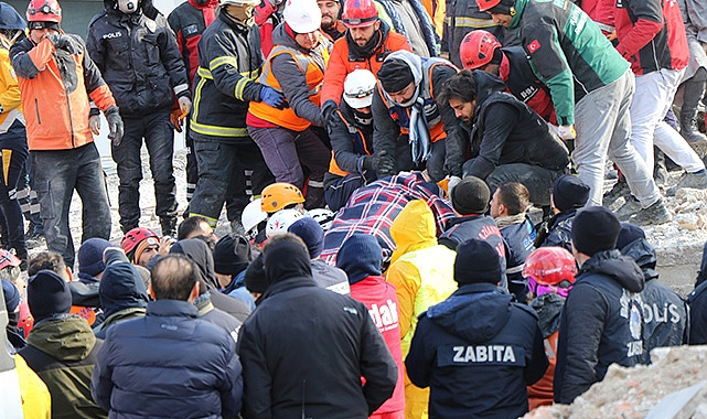 34 saat sonra sağ çıkarıldılar