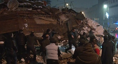 6 katlı binada çatının çöktüğü an kameraya yansıdı