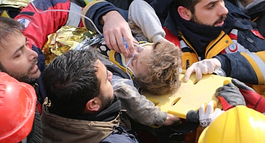 7 yaşındaki Beşir, 81 saat sonra enkazdan sağ çıkarıldı