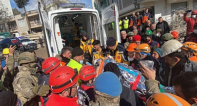 74 yaşındaki yaşlı kadın 227. saat sonra kurtarıldı.