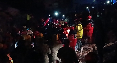 90 saat sonra 55 yaşındaki kadın enkazdan kurtarıldı