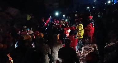 90 saat sonra 55 yaşındaki kadın enkazdan kurtarıldı